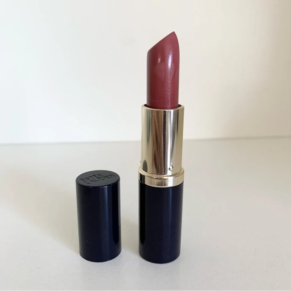 Hold New Estée Lauder mauve creme long lasting lipstick